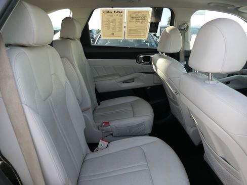 Used 2023 Kia Sorento SX Prestige w/ Panoramic Sunroof Package image 24