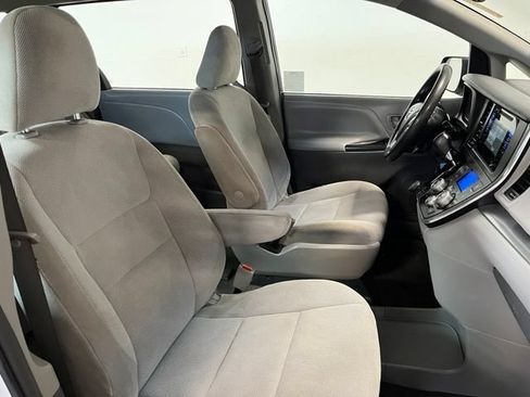 Used 2017 Toyota Sienna L FWD image 12