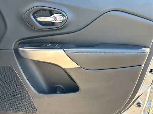 Used 2020 Jeep Cherokee Limited image 9