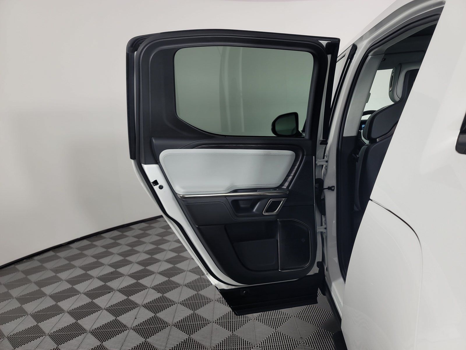 Used 2023 Rivian R1T Adventure Dual AWD/4WD image 17