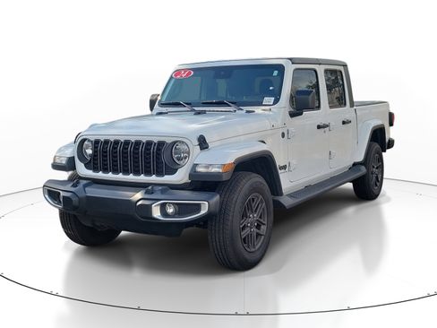 Used 2024 Jeep Gladiator Sport image 3