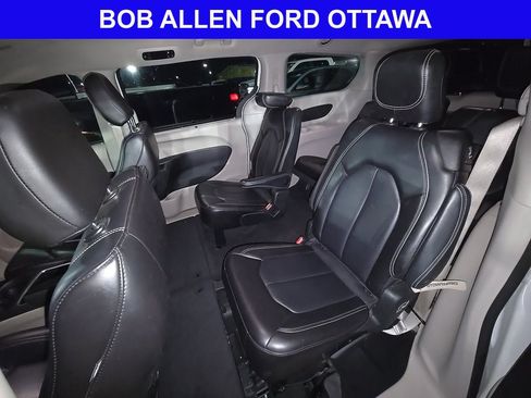 Used 2023 Chrysler Pacifica Touring-L FWD image 11