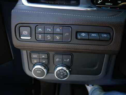Used 2022 GMC Yukon XL Denali AWD/4WD image 28