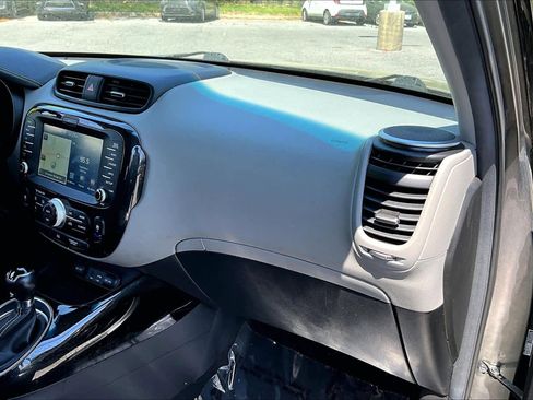 Used 2016 Kia Soul + w/ Primo Package FWD image 18