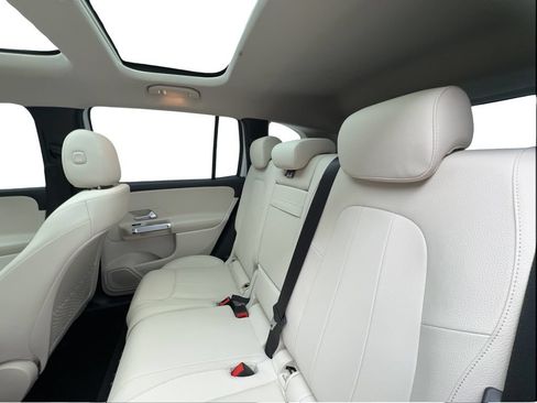 Used 2022 Mercedes-Benz GLB 250 4MATIC w/ Premium Package Lite image 23