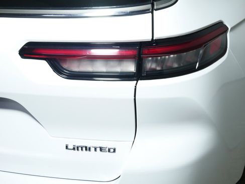 Used 2022 Jeep Grand Cherokee L Limited w/ Luxury Tech Group II image 17