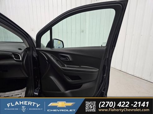 Used 2021 Chevrolet Trax LT w/ LT Convenience Package AWD/4WD image 14