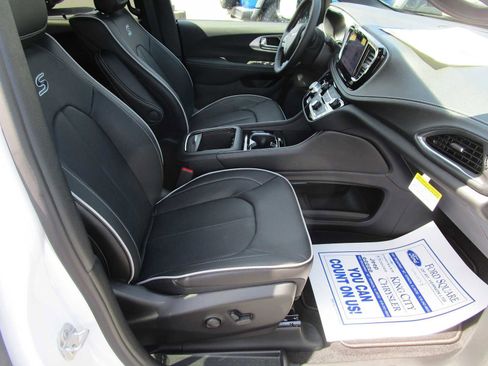New 2026 Chrysler Pacifica Limited w/ Uconnect Theater Family Group AWD/4WD image 18