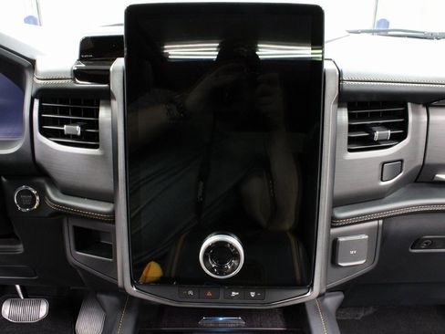 Used 2024 Ford Expedition Platinum image 14