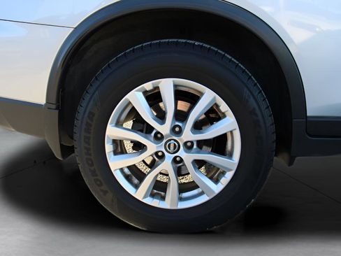 Used 2017 Nissan Rogue SV w/ SV Premium Package image 7