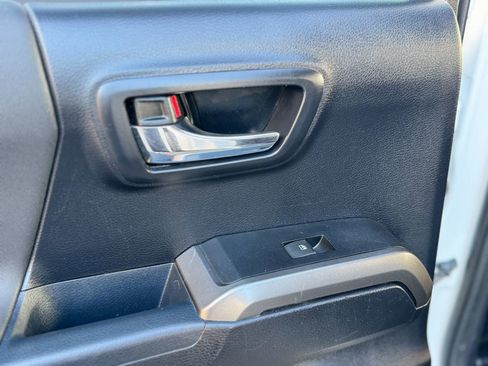 Used 2018 Toyota Tacoma TRD Off-Road image 34