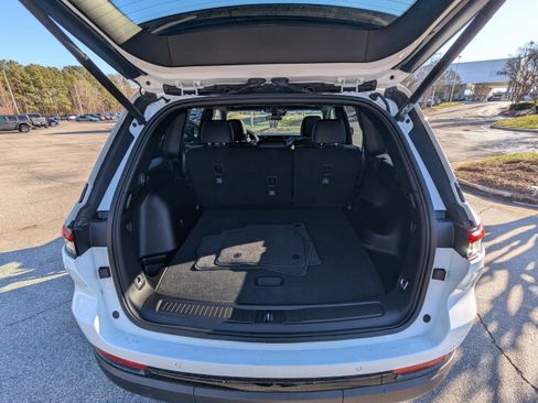 Used 2025 Jeep Grand Cherokee Altitude image 15