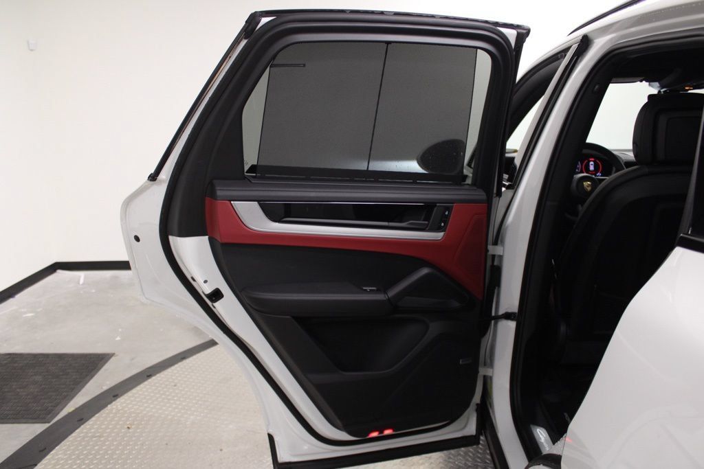 Certified 2025 Porsche Cayenne AWD/4WD image 37