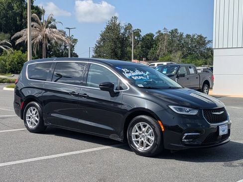 Used 2023 Chrysler Pacifica Touring-L FWD image 2