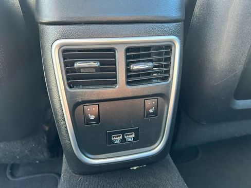 Used 2019 Chrysler 300 Limited RWD image 16