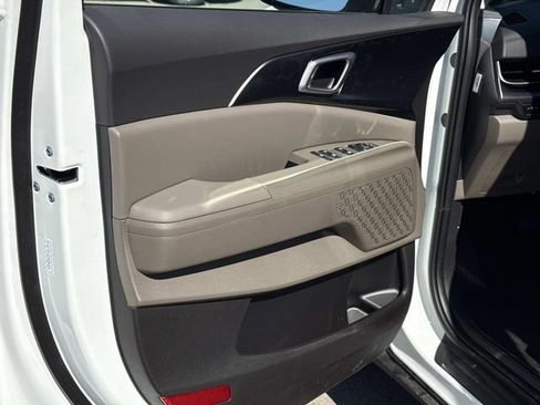 Certified 2026 Kia Carnival FWD image 9