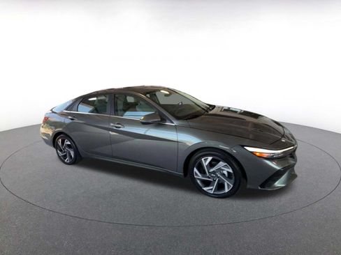 Used 2025 Hyundai Elantra Limited FWD image 2