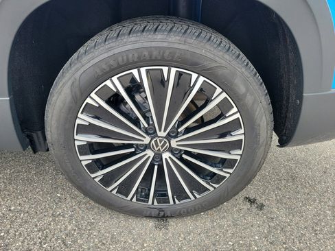 Certified 2025 Volkswagen Taos SE w/ Panoramic Sunroof Package image 31