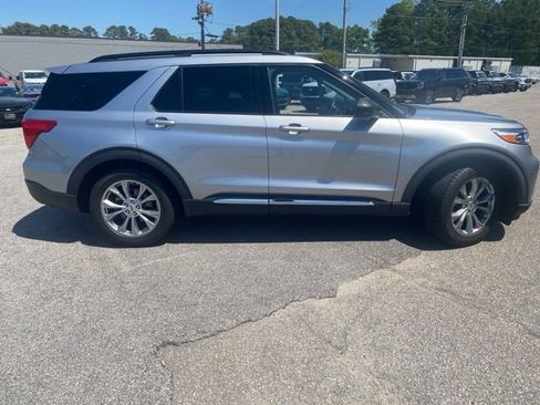 Used 2021 Ford Explorer XLT w/ Equipment Group 202A image 9