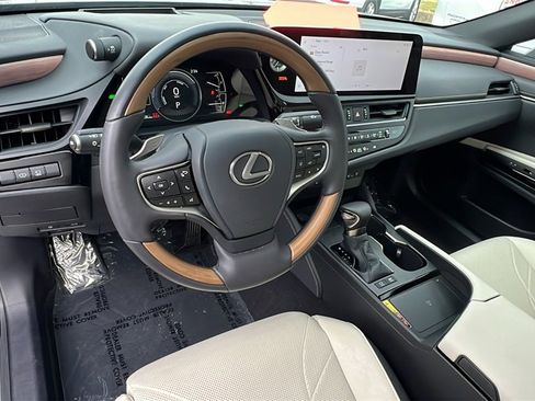 Used 2025 Lexus ES 300h w/ Luxury Package image 23