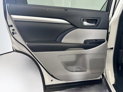 Used 2018 Toyota Highlander XLE image 27