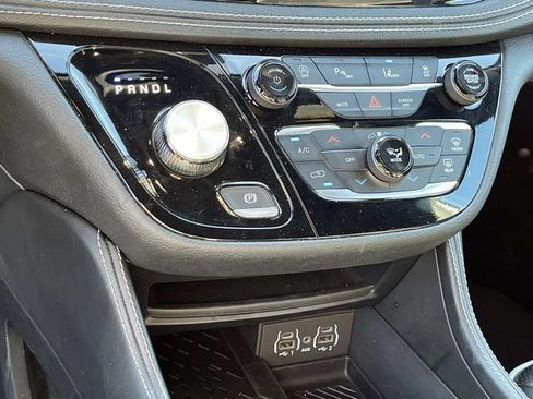 Used 2025 Chrysler Pacifica Limited FWD image 30