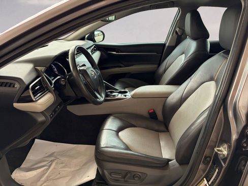 Used 2020 Toyota Camry XLE image 9