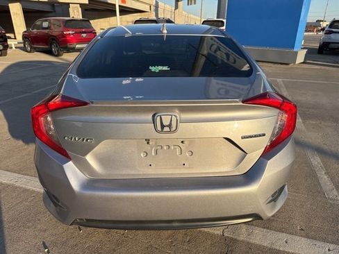 Used 2018 Honda Civic Touring image 3