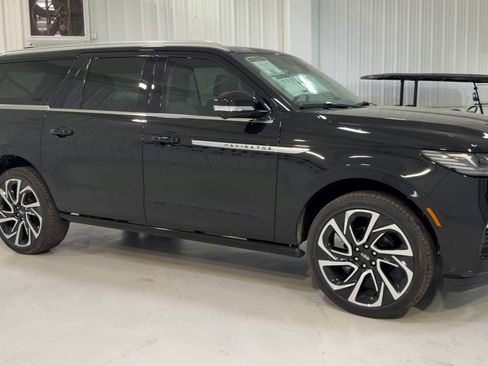 New 2026 Lincoln Navigator L Reserve AWD/4WD image 3