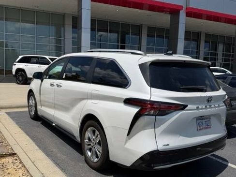 Used 2022 Toyota Sienna Platinum AWD/4WD image 4