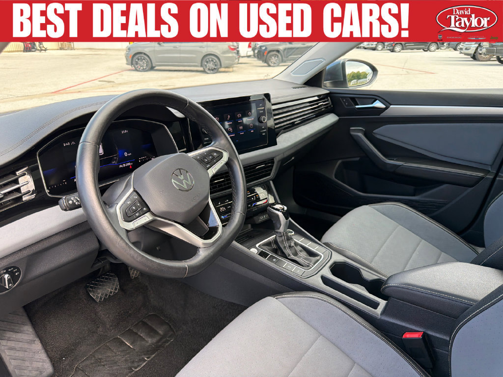 Used 2025 Volkswagen Jetta SE FWD image 12