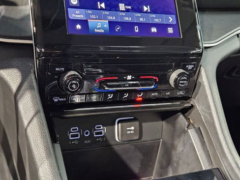 Used 2024 Jeep Grand Cherokee Laredo RWD image 31