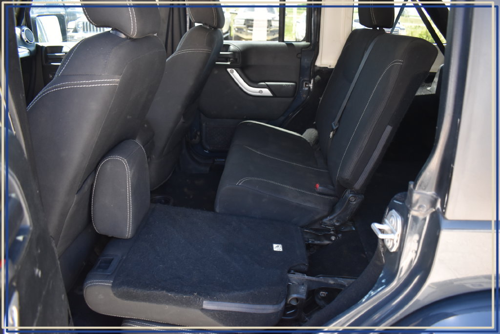 Used 2018 Jeep Wrangler Unlimited Sahara w/ Connectivity Group AWD/4WD image 23