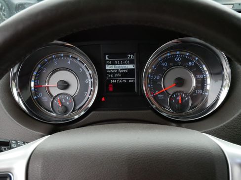 Used 2015 Chrysler Town & Country Touring-L w/ Driver Convenience Group FWD image 21