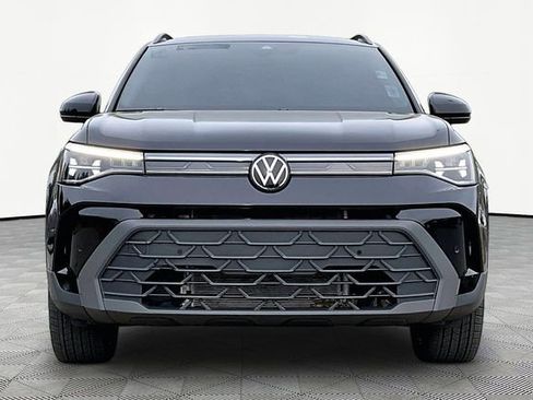 Used 2025 Volkswagen Taos SE image 2