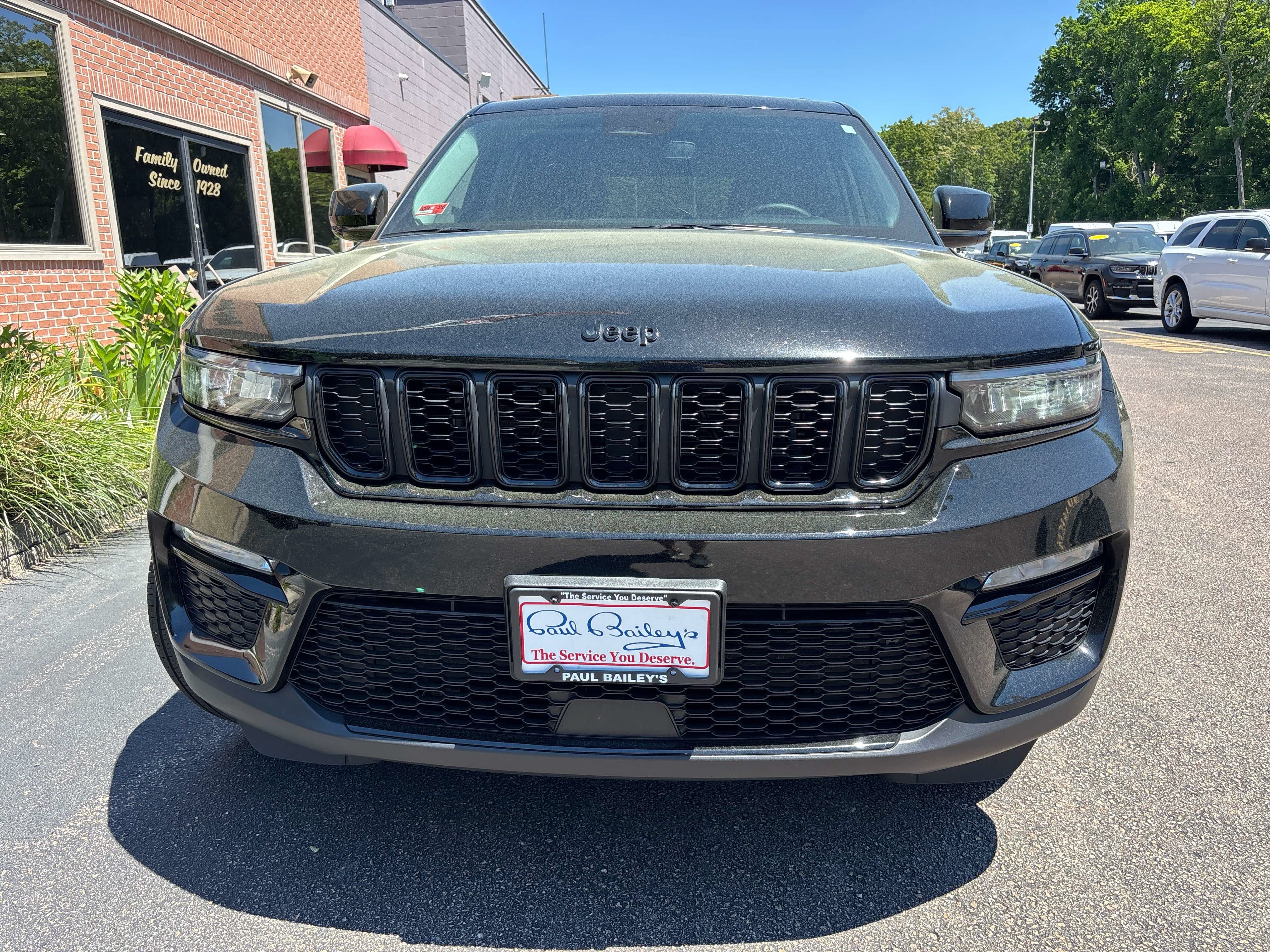 Used 2023 Jeep Grand Cherokee Limited w/ Black Appearance Package AWD/4WD image 2
