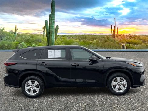 Used 2024 Toyota Highlander LE FWD image 6