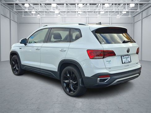 Certified 2022 Volkswagen Taos SE w/ Panoramic Sunroof Package image 4