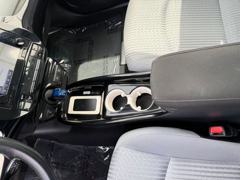 Used 2017 Toyota Prius Three FWD image 22