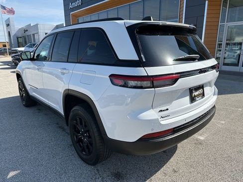 Used 2024 Jeep Grand Cherokee Altitude AWD/4WD image 8