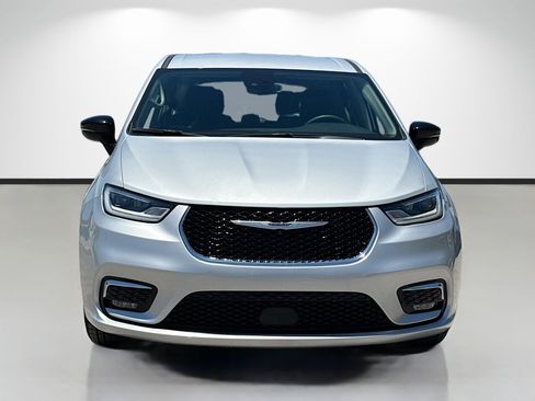 Used 2024 Chrysler Pacifica Touring-L FWD image 8
