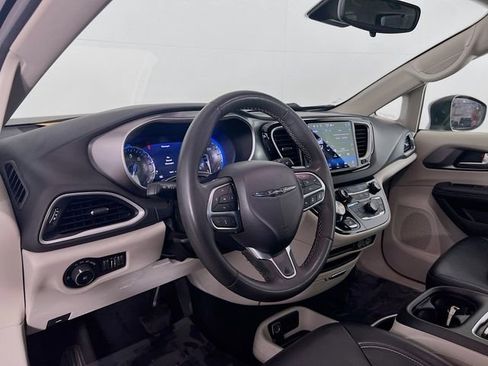 Used 2023 Chrysler Pacifica Touring-L image 10