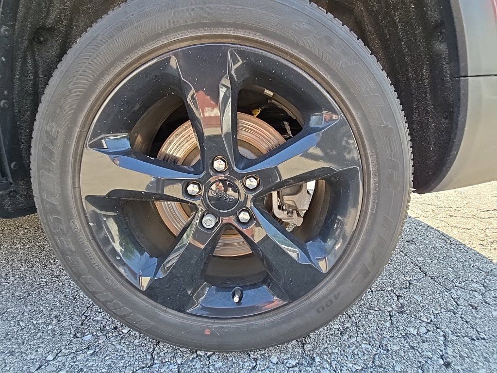 Used 2023 Jeep Grand Cherokee L Laredo AWD/4WD image 17