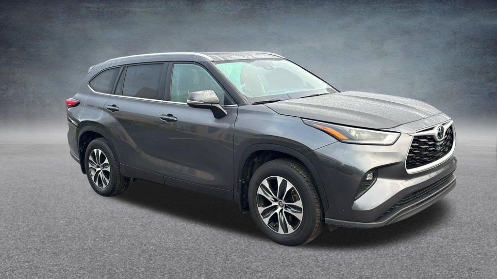Used 2025 Toyota Highlander XLE AWD/4WD image 3