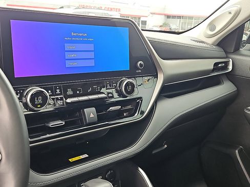 Used 2023 Toyota Highlander Limited FWD image 17