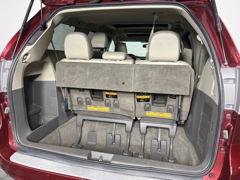 Used 2011 Toyota Sienna Limited image 21