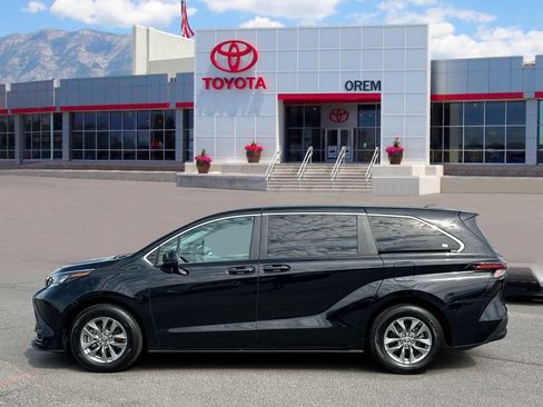 Used 2025 Toyota Sienna LE FWD image 7