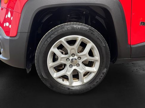 Used 2018 Jeep Renegade Latitude w/ Cold Weather Group AWD/4WD image 11