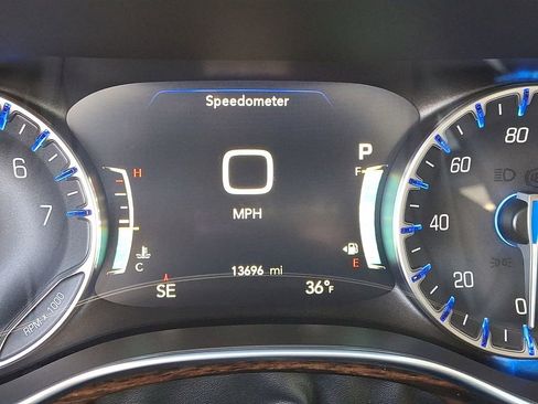 Used 2024 Chrysler Pacifica Limited FWD image 28
