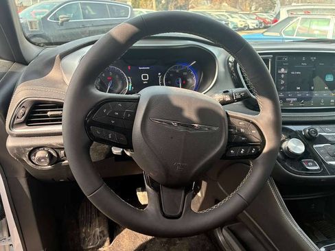 Used 2026 Chrysler Pacifica Limited w/ S Appearance Package image 10